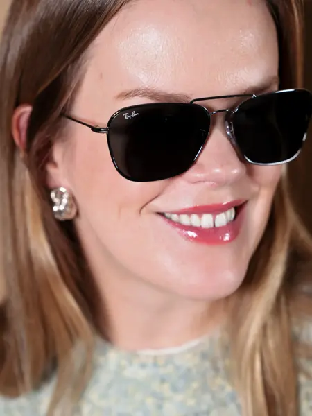 Dame med sorte RayBan solbriller