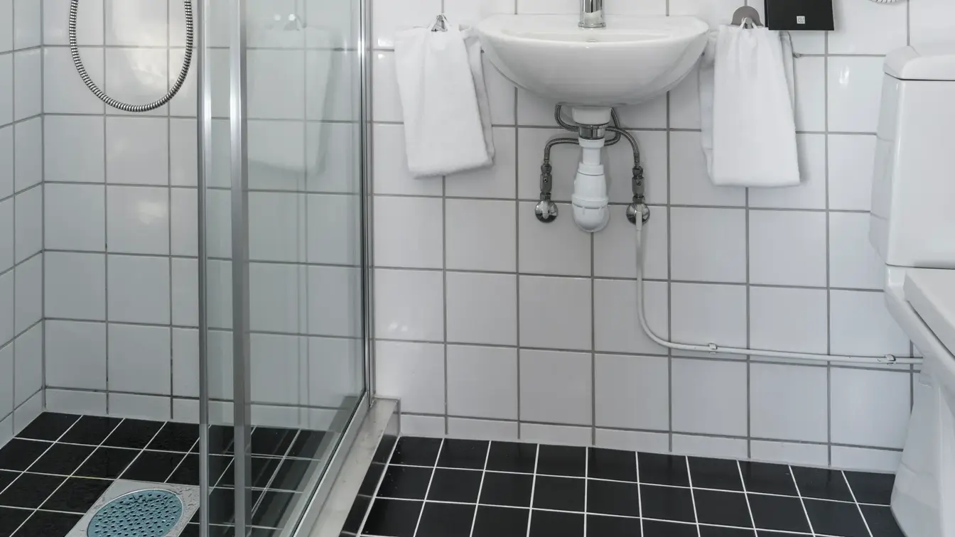 Bad med dusj, vask og toalett på gjesterom på Thon Hotel Skeikampen