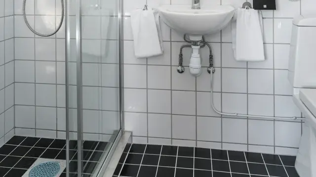 Bad med dusj, vask og toalett på gjesterom på Thon Hotel Skeikampen