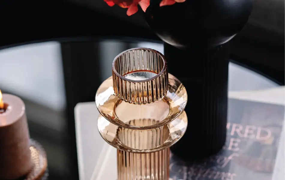 Lysbeholder og en vase med rød blomster