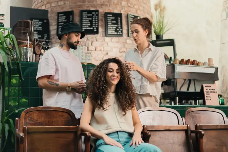 Mann og to damer hos frisør