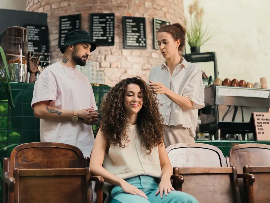 Mann og to damer hos frisør