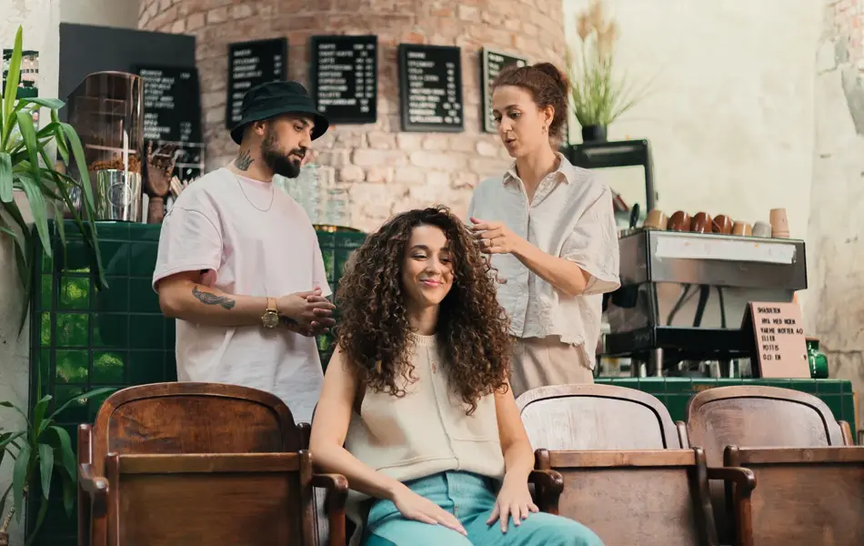 Mann og to damer hos frisør