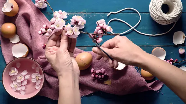 Rosa blomsterdekorasjon og eggeskall