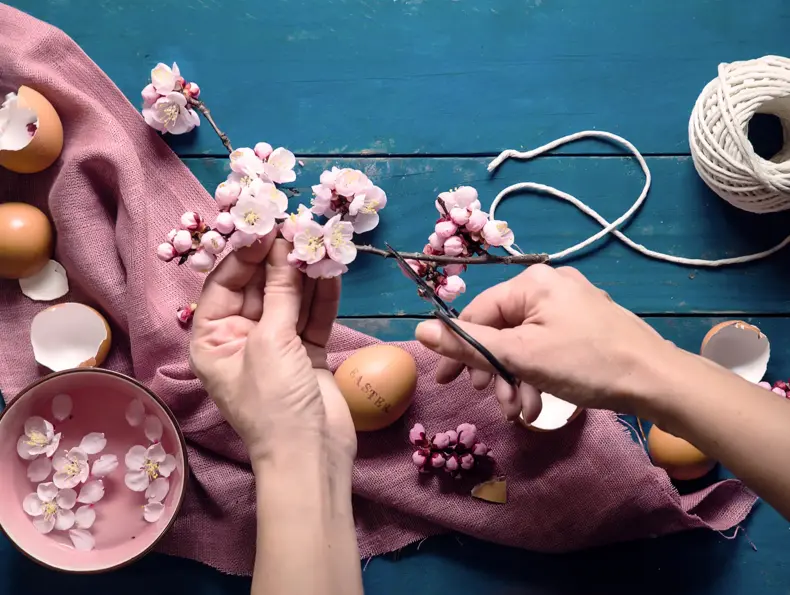 Rosa blomsterdekorasjon og eggeskall