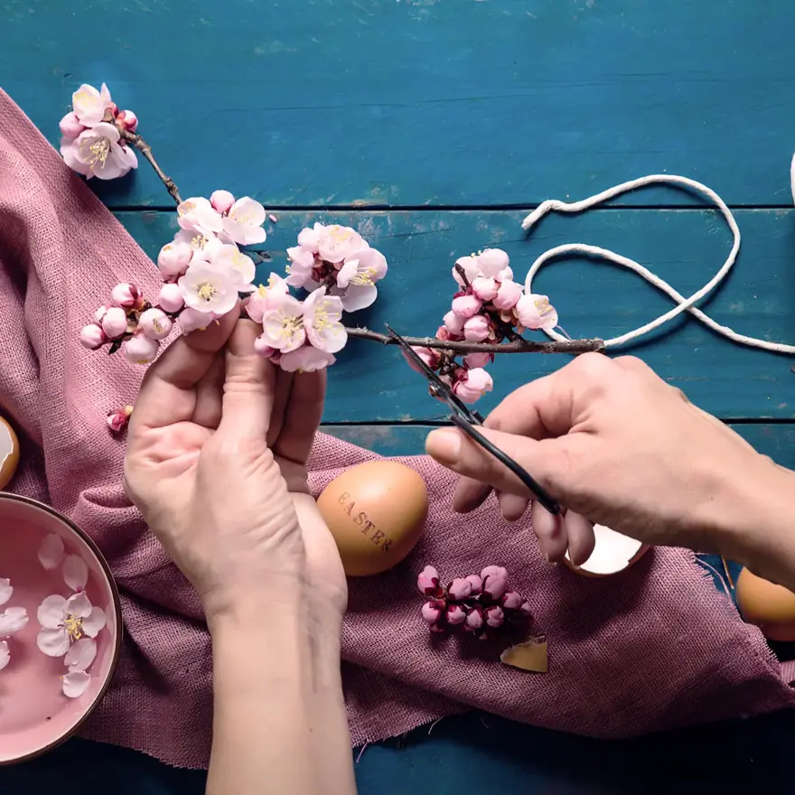 Rosa blomsterdekorasjon og eggeskall