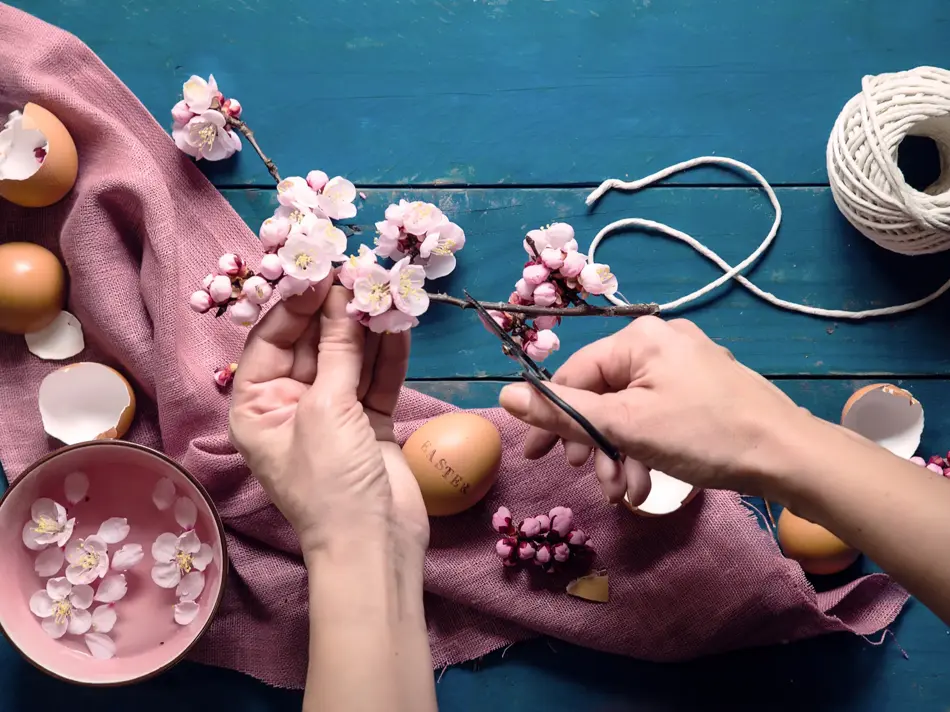 Rosa blomsterdekorasjon og eggeskall