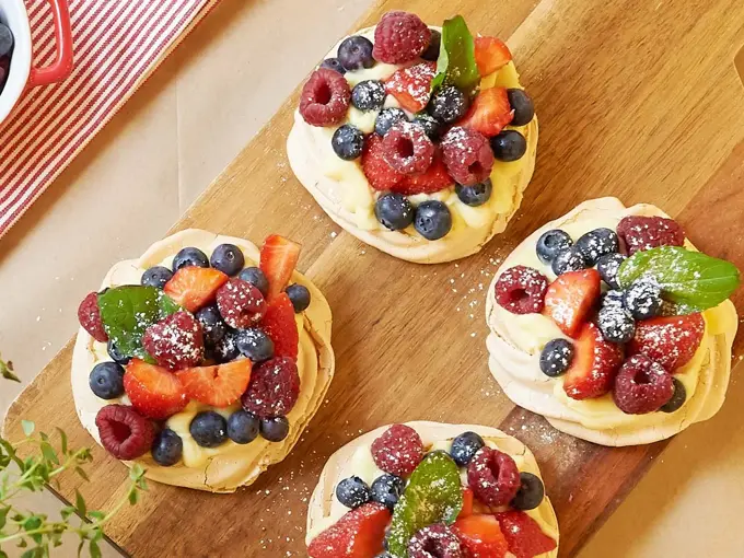 Pavlova-kaker dekorert med bær