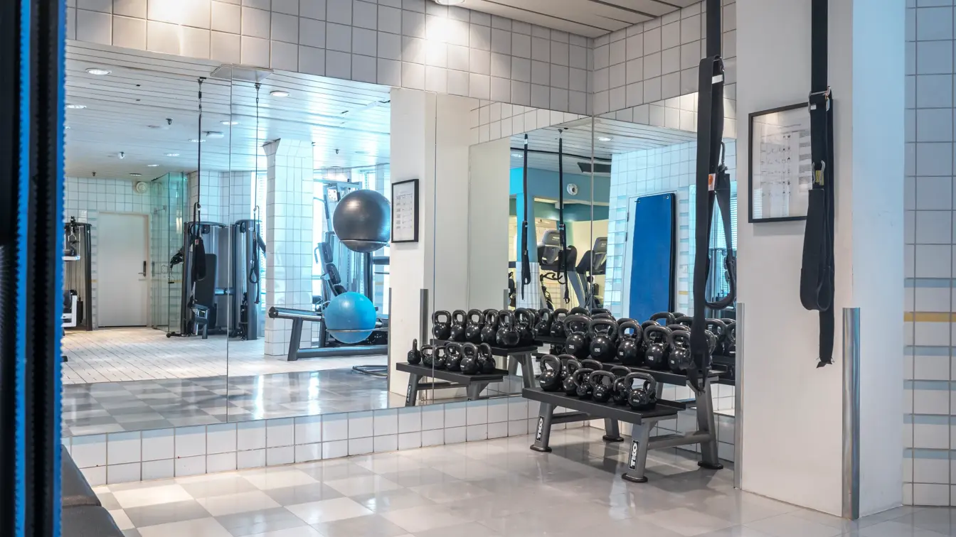 Speil på veggen, diverse treningsapparater 