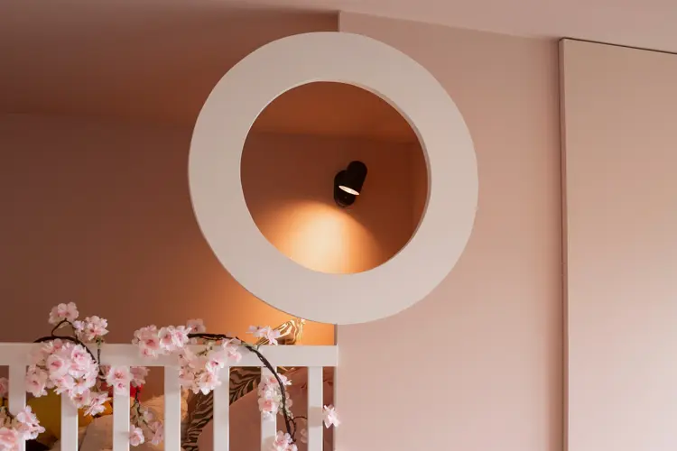 Barnas rom er både en boltreplass for lek og moro og et trygt, lunt sted. Oppdag hvordan du skaper den ideelle belysningen for barn i alle aldre. 