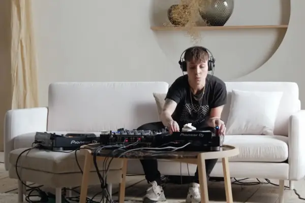 Gutt leker med digitalt utstyr 