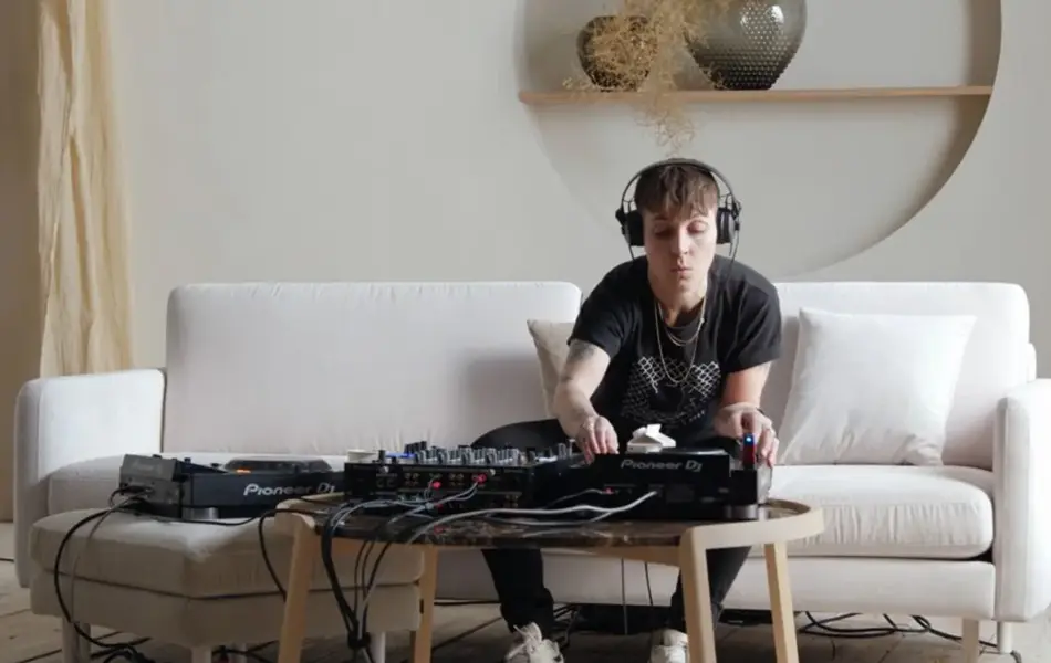 Gutt leker med digitalt utstyr 