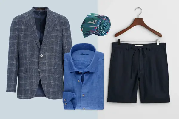 Blå blazer, kongeblå skjorte, mønstret slips, mørkblå shorts.