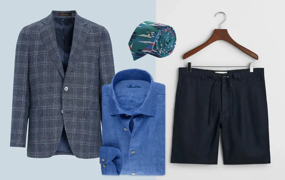 Blå blazer, kongeblå skjorte, mønstret slips, mørkblå shorts.