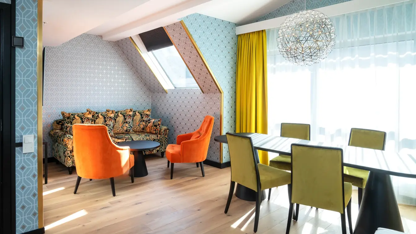 Spisebord og sittegruppe i business rom på Thon Hotel Cecil i Oslo