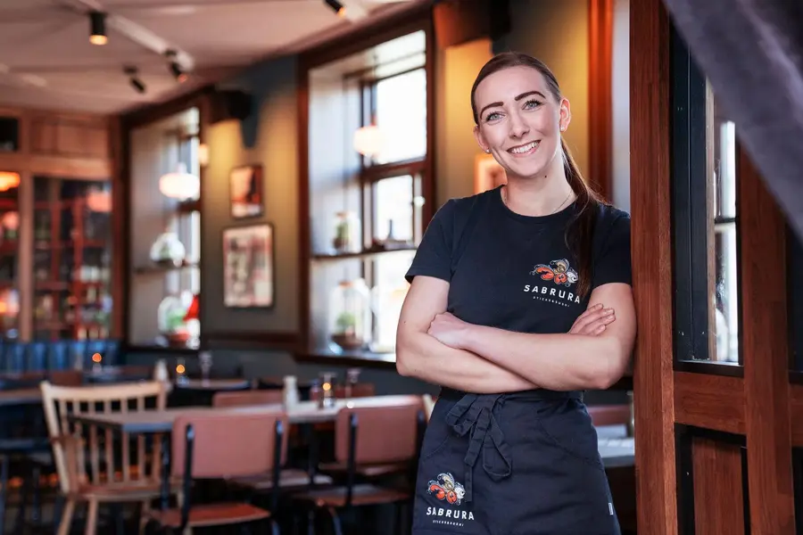 Ansatt på Sabrura smiler til kamera