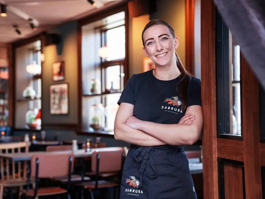 Ansatt på Sabrura smiler til kamera