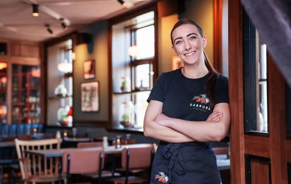 Ansatt på Sabrura smiler til kamera