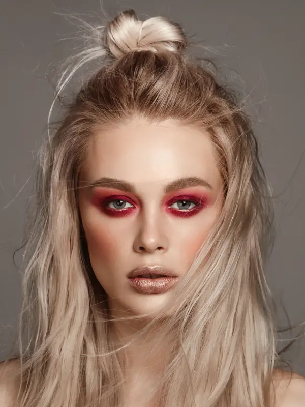 Nærbilde av ansiktet til modell, sminket med rød øyenskygge
