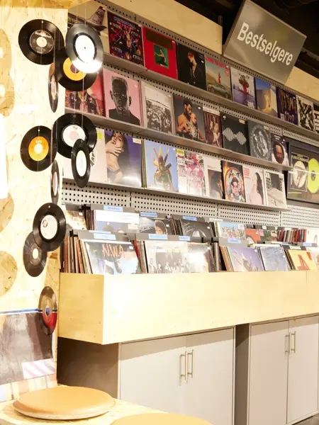 hyller med plater og cder, samt sittebenk hos playcom åsane