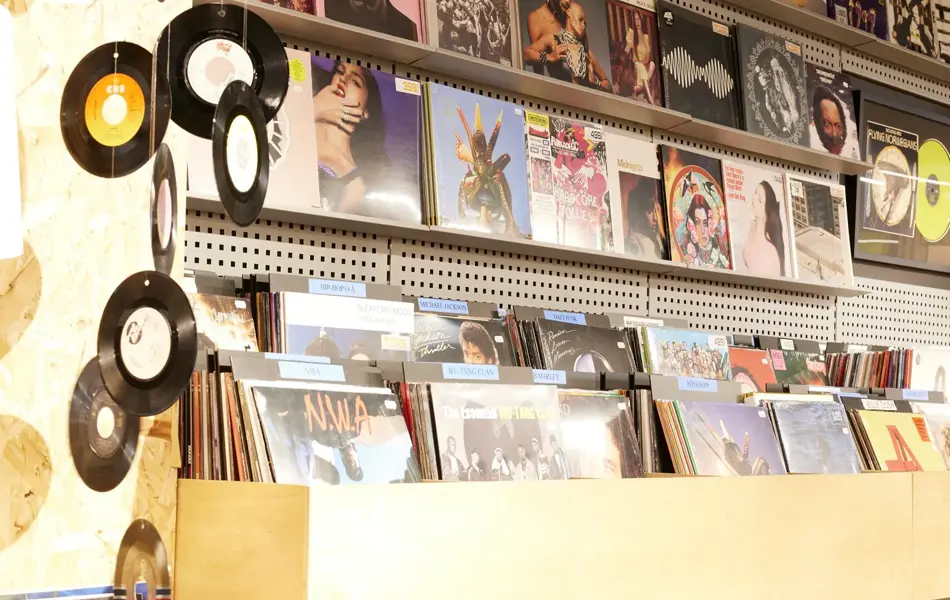 hyller med plater og cder, samt sittebenk hos playcom åsane