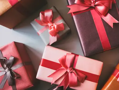 Julegaver med sløyfe på seg