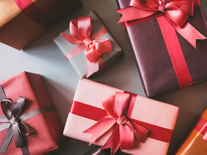 Julegaver med sløyfe på seg