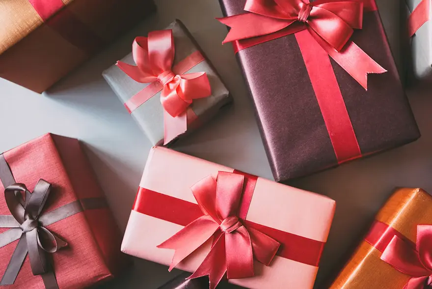 Julegaver med sløyfe på seg