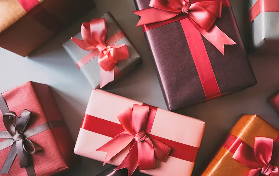 Julegaver med sløyfe på seg