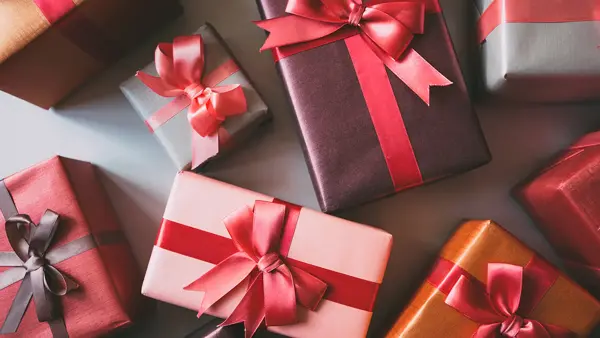 Julegaver med sløyfe på seg
