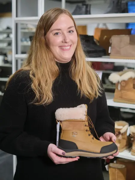 ansatt hos rosetti eurosko viser frem beige og sorte vintersko