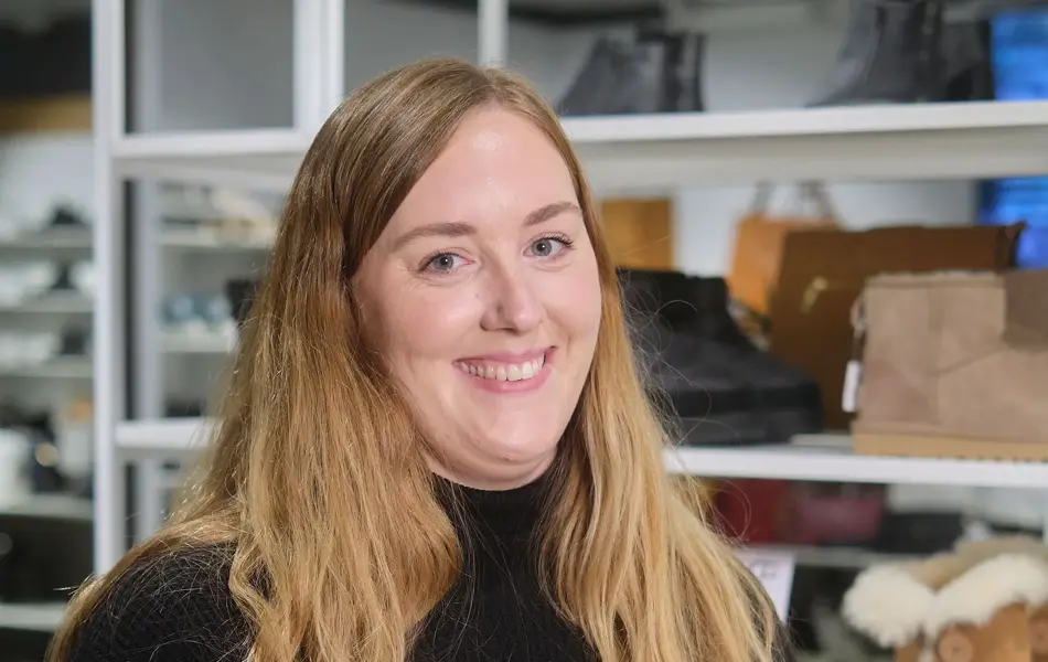 ansatt hos rosetti eurosko viser frem beige og sorte vintersko