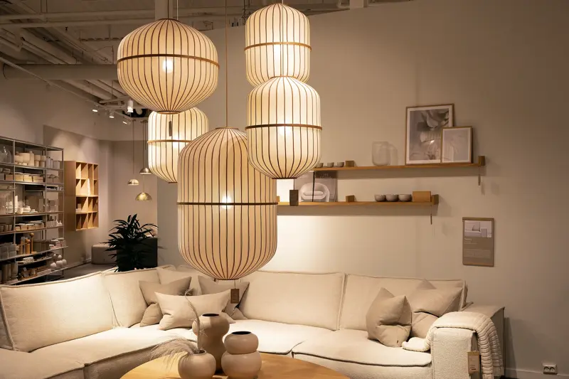 Lamper, sofa og sofabord