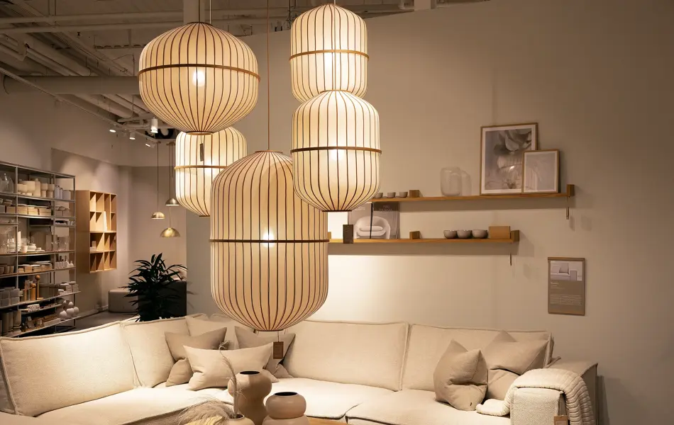 Lamper, sofa og sofabord