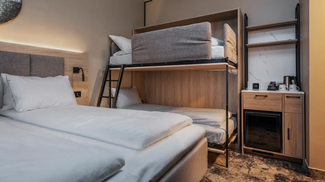 Dobbeltrom med queen seng og oppredd køyeseng ved siden av. Minibar og gulvteppe