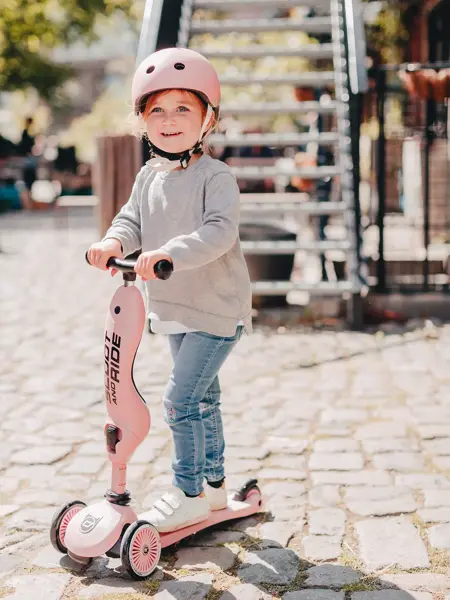 Barn på sparkesykkel