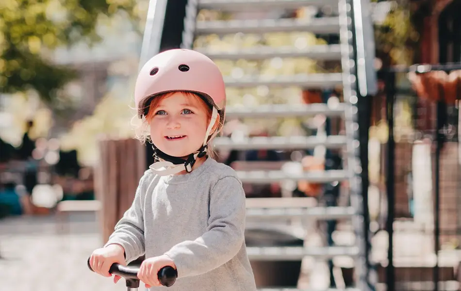 Barn på sparkesykkel