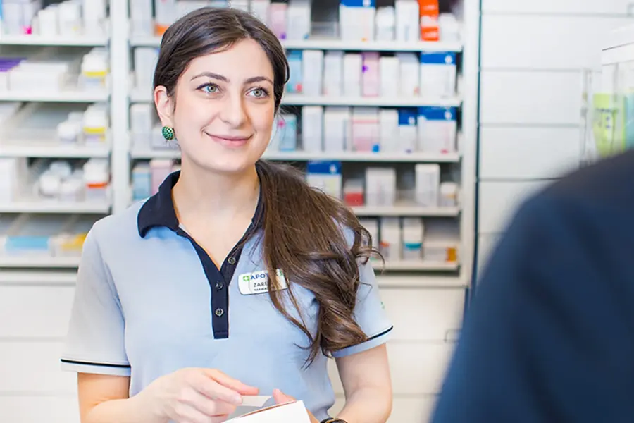 Mennesker sitter å venter hos Apotek1