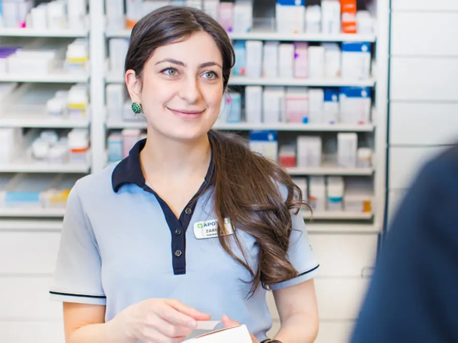 Mennesker sitter å venter hos Apotek1