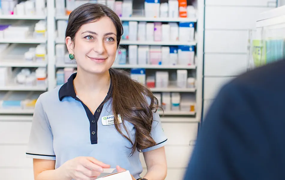 Mennesker sitter å venter hos Apotek1
