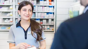 Mennesker sitter å venter hos Apotek1