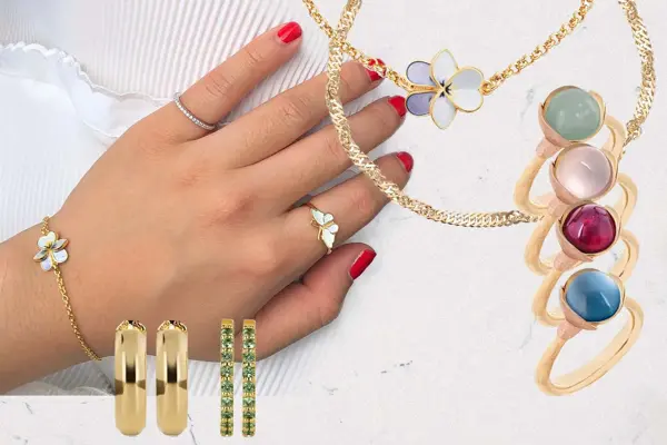 Bildekollage, hånd med ringer og armbånd, kjede, ringer og øredobber.