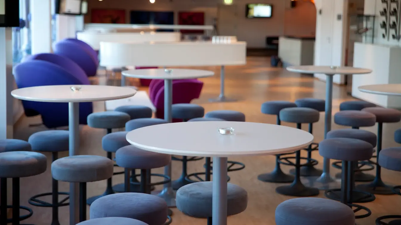 Lounge med sitteplasser og runde bord på Thon Hotel Ullevål Stadion i Oslo
