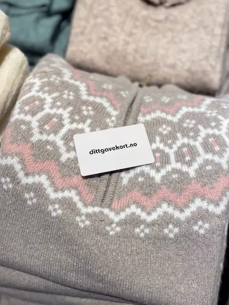 Dittgavekort som ligger på en genser