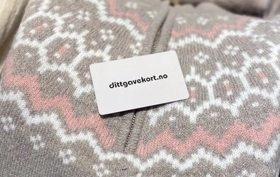 Dittgavekort som ligger på en genser