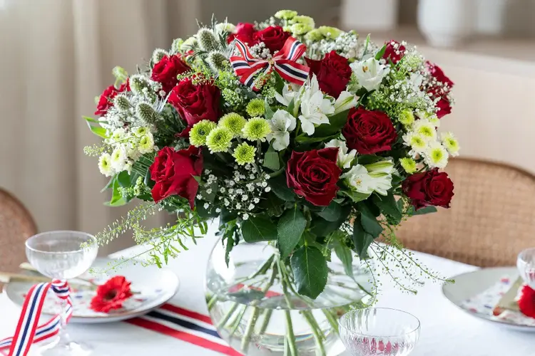 Med blomster i rødt, hvitt og blått blir det feststemning både ute og inne.