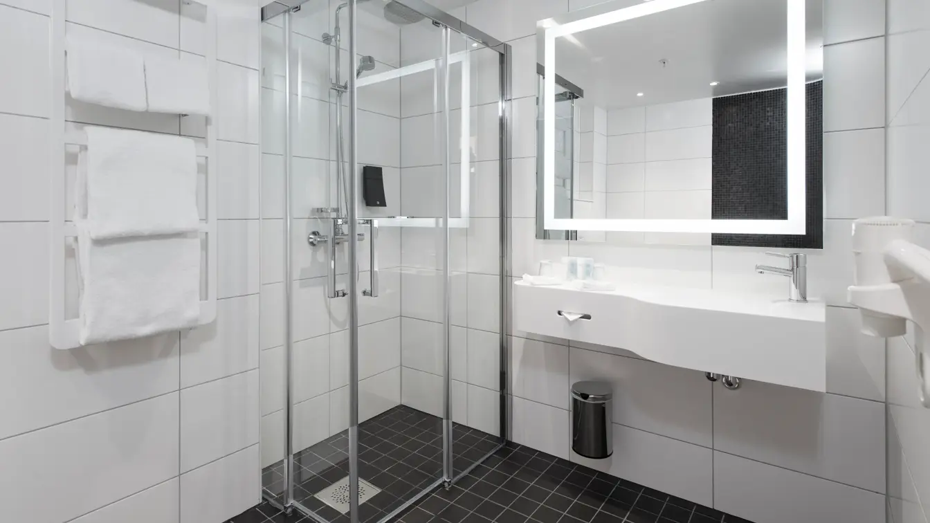 Dusj, stort speil og vask på bad i superior room på Thon Hotel Rosenkrantz Oslo, som ligger i Oslo sentrum