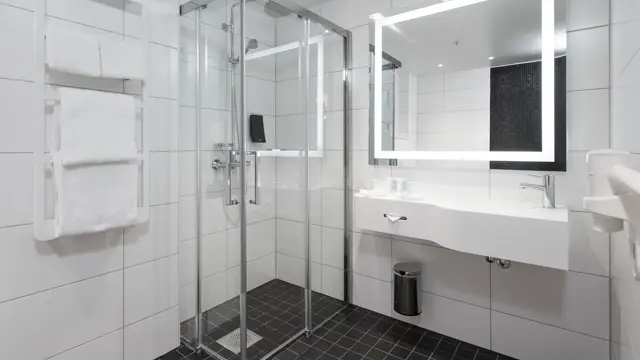 Dusj, stort speil og vask på bad i superior room på Thon Hotel Rosenkrantz Oslo, som ligger i Oslo sentrum