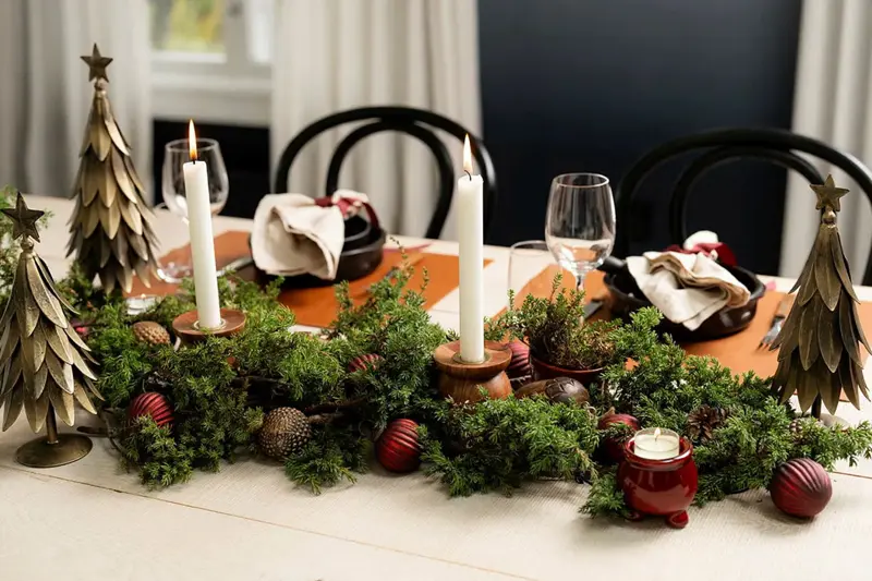 Dekket og pyntet spisebord til jul