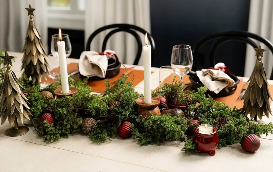 Dekket og pyntet spisebord til jul